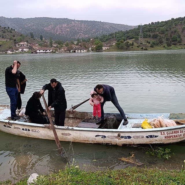Yozgat'ta yolu sular altında kaln köye kayıkla ulaştılar