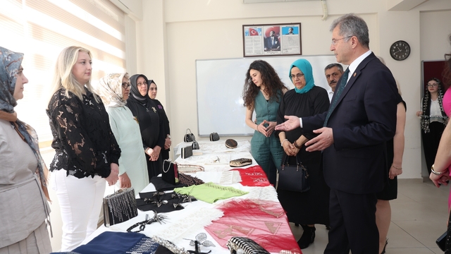 OSMEK kursiyerlerinin eserleri Hüdavendigar'da sergilendi
OSMEK'te üretilen el emeği ürünler ekonomiye kazandırılacak
