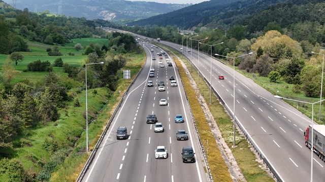 Bolu geçişinde bayram tatilinin ilk günü trafik yoğunluğu
Otoyoldaki akıcı yoğunluk dron ile havadan görüntülendi