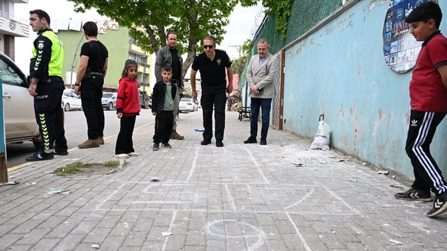 Emniyet Müdürü Sazak, Şırnak sokaklarında çocuklarla sek sek oynadı