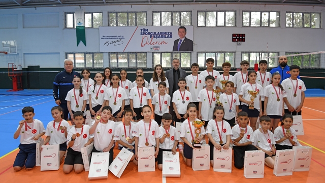 Osmangazi Belediyespor'dan badmintonda tarihi başarı
Osmangazi'nin altın raketleri Türkiye şampiyonu
