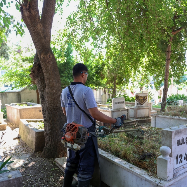 Aydın'da bayram öncesi mezarlıklar bakımdan geçiriliyor
