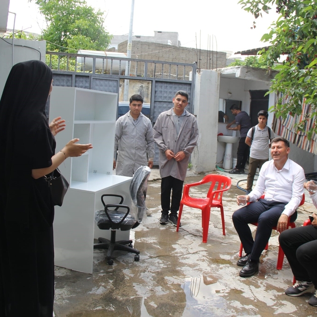 Cizre'de öğrenciler akranları için önce üretti sonra evine götürüp teslim e...