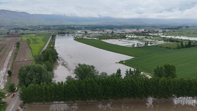 Tokat'ta tarım arazilerinin sular altında kaldığı anlar dronla görüntülendi