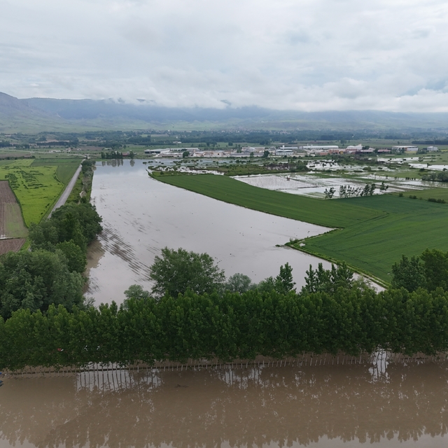 Tokat'ta tarım arazilerinin sular altında kaldığı anlar dronla görüntülendi