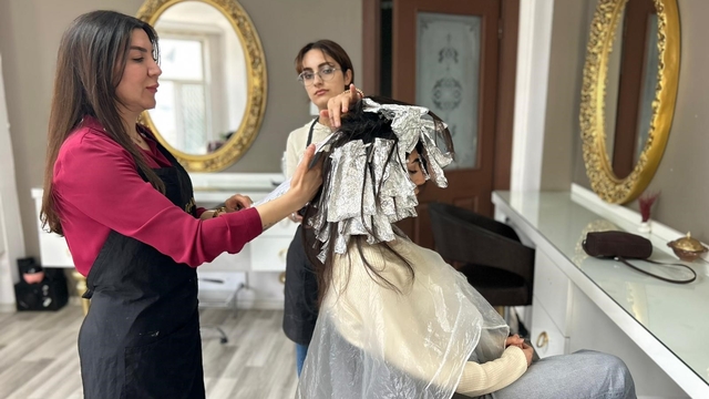 Van'da bayram yoğunluğu yaşayan kuaför ve berberler randevulu sisteme geçti
Van'daki berber ve kuaförlerde Kurban Bayramı mesaisi erken başladı