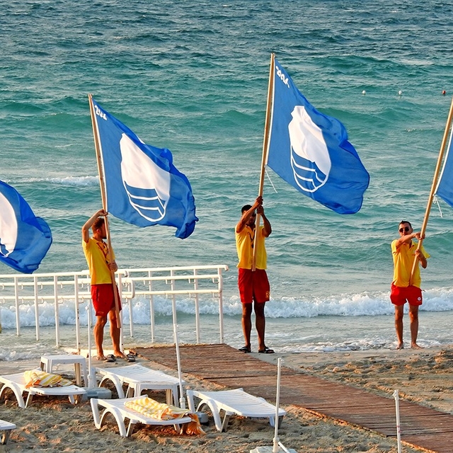 Çeşme'de 13 plaj ve 2 marinada Mavi Bayrak dalgalanacak