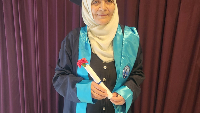 65 yaşında üniversiteden mezuniyet sevinci yaşadı