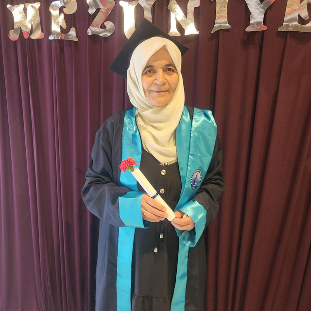 65 yaşında üniversiteden mezuniyet sevinci yaşadı