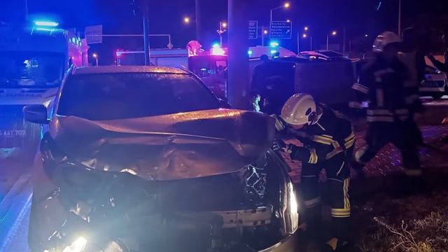 Otomobiller çarpıştı: 1 ölü, 5 yaralı