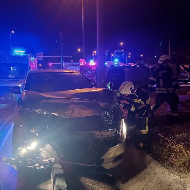Otomobiller çarpıştı: 1 ölü, 5 yaralı