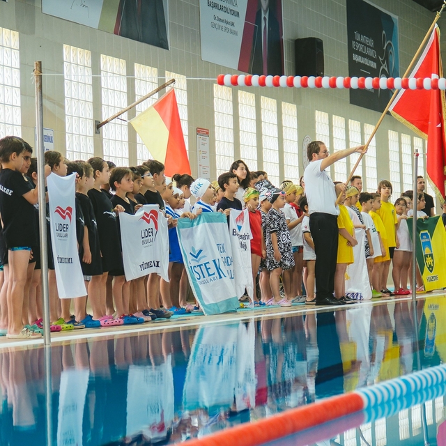 Aydın'da Okul Sporları Minikler Yüzme İl Birinciliği başladı
