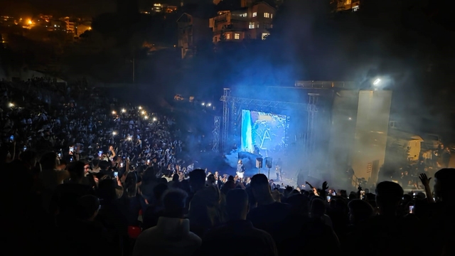 Karadeniz Ereğli'de Wegh rüzgarı; gençler konserde coştu