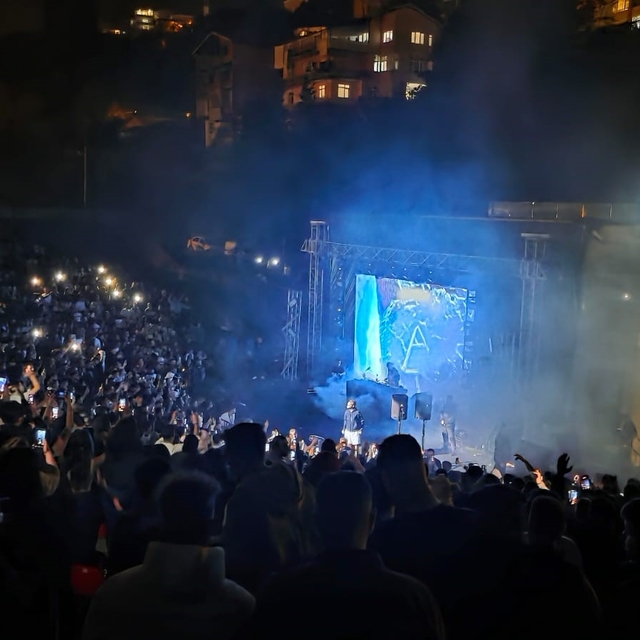 Karadeniz Ereğli'de Wegh rüzgarı; gençler konserde coştu
