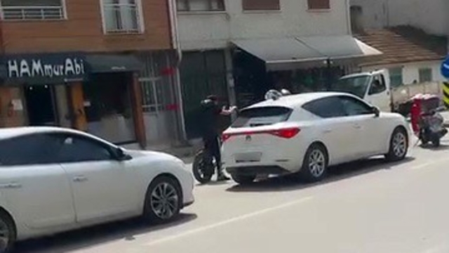 Yol verme kavgasında tansiyon yükseldi araya vatandaşlar girdi