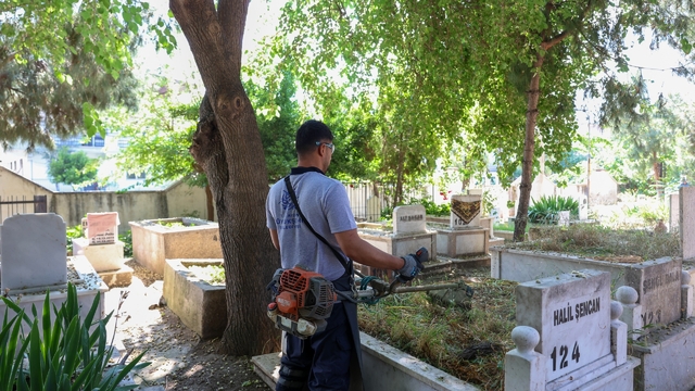 Aydın'da bayram öncesi mezarlıklar bakımdan geçiriliyor