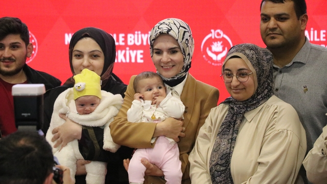 Aile ve Sosyal Hizmetler Bakanı Göktaş: "Aile, bizleri her türlü tehdide karşı koruyan en stratejik kalkandır"
Milli Aile Haftası kutlamaları Göktaş'ın katılımı ile Sivas'ta başladı
"Çocukları yük gören, aile değerlerini hedef gösteren ve aile birlikteliğini küçümseyen her türlü ideolojinin karşısındayız"
Bugün aileyi güçlendirmek demek; yarının üretken, sorumluluk sahibi, köklerine bağlı nesillerini yetiştirmek demektir."