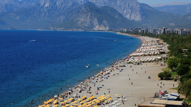 Bayramda 10 milyon kişilik hareket, 180 milyar liralık ekonomik hacim beklentisi
Antalya'da otellerdeki doluluk oranı yüzde yüze ulaştı
Turizmci Hamit Kuk:
"Türkiye genelinde yaklaşık 10 milyon kişinin bayram döneminde seyahat edeceğini ve 180 milyar liralık ekonomik hacim oluşacağını öngörüyoruz"