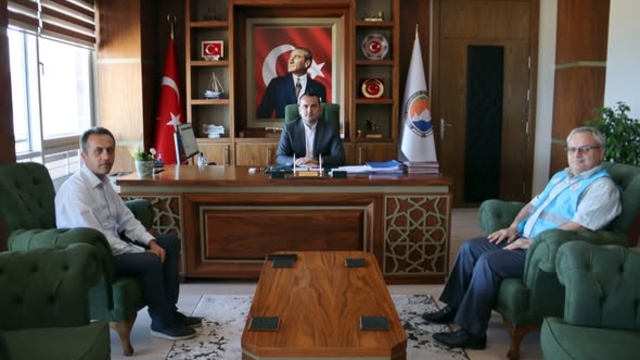 Finike Kaymakamı Çelik, Diyanet Vakfı'na kurban bağışında bulundu
