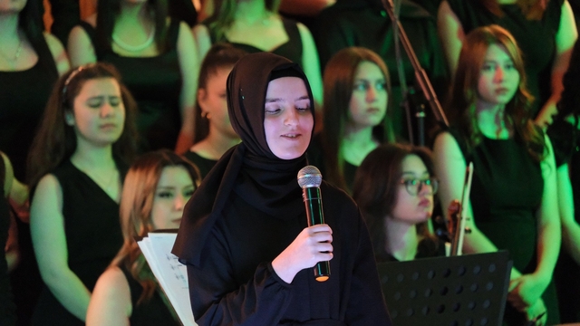 Karaman'da lise öğrencilerinden konser
Gecede sahne alan görme engelli Firdevs'in söylediği şarkılar büyük alkış aldı
