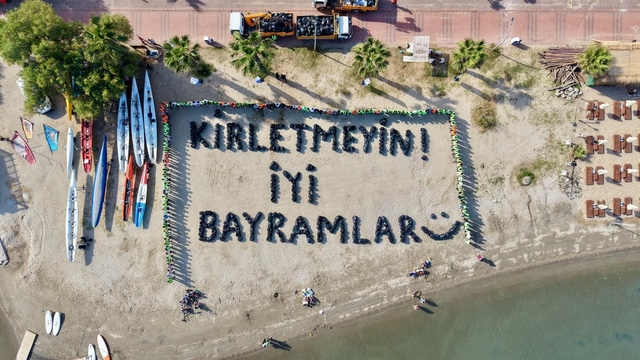 Bodrum'da çevre seferberliği
Denizden 2,5 ton atık çıkarıldı