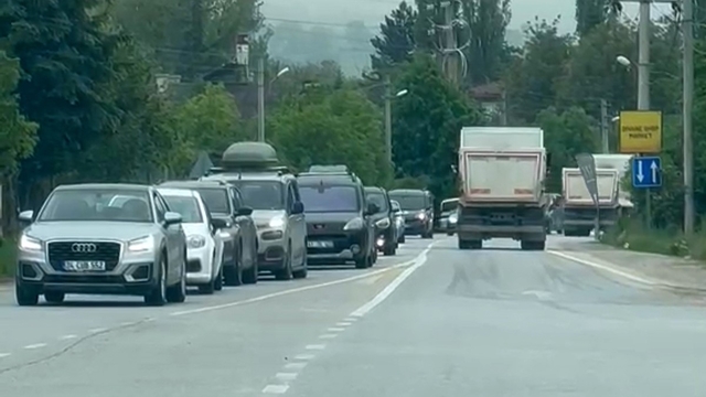 Bolu'da alternatif yollarda uzun araç kuyrukları oluştu