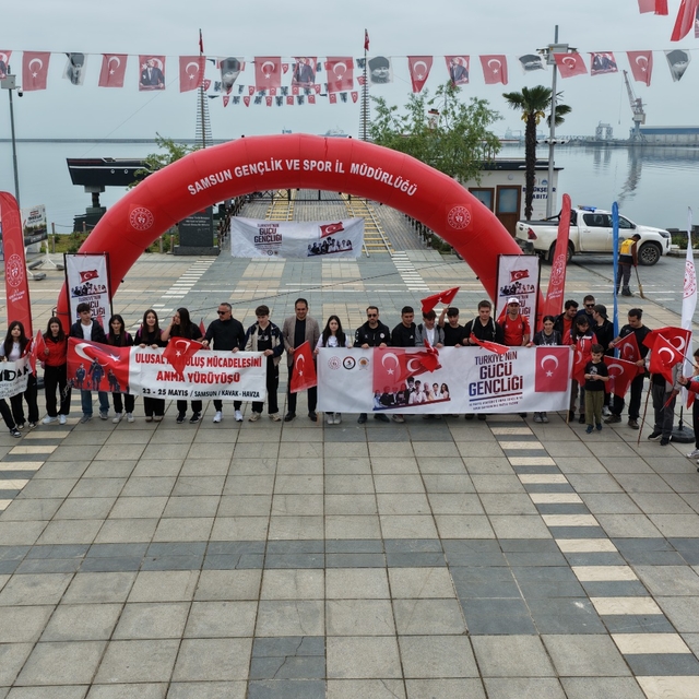 Atatürk'ün Samsun'dan Havza'ya gittiği yolu gençler, Türk bayrağıyla yürüye...