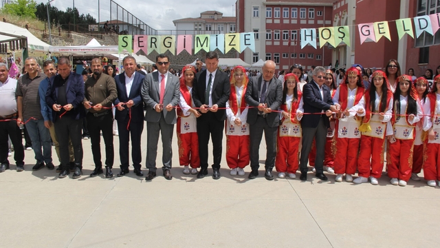 Cizre'de "Maarifin Kalbinde Marifetli Gençlik" sergisi açıldı