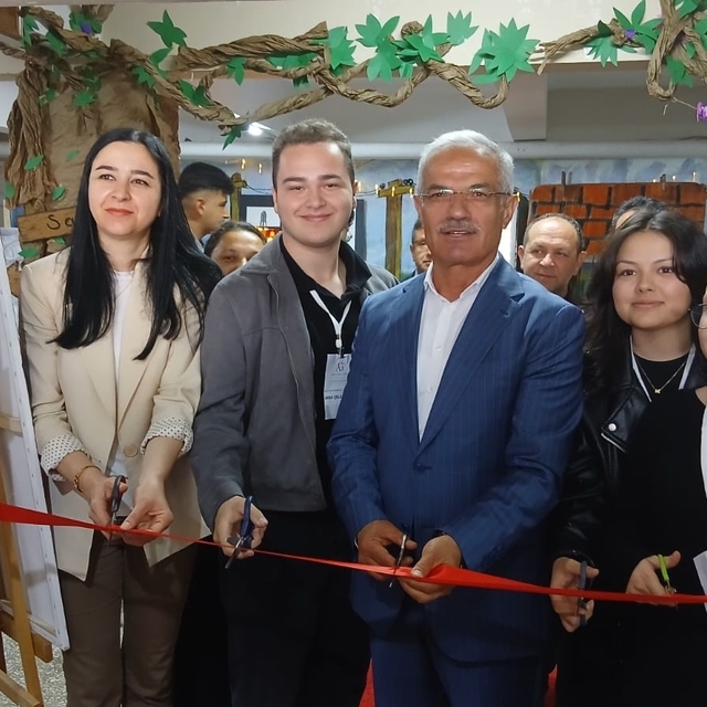 Merzifon'da lise öğrencilerinin hazırladığı resim sergisi açıldı
