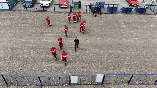 Kurban yakalama timine komando eğitimi
Ekipler kaçan kurbanları yakalamak için şınav çekiyor, keskin nişancılık eğitimi alıyor