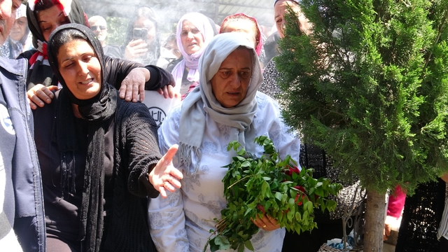 Sel afetinde evladını kaybeden annenin, 'Beni dinlemedin oğlum, sana gitme dedim' sözleri yürekleri dağladı
Hatay'da sele kapılıp kaybolduktan sonra cansız bedeni bulunan 19 yaşındaki genç son yolculuğuna uğurlandı