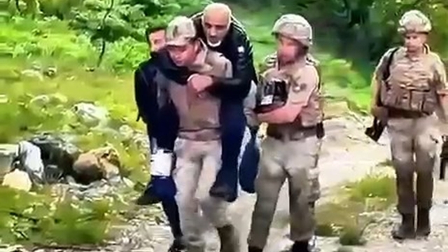 Ayağı burkulunca arazide mahsur kaldı, jandarma sırtında taşıyıp kurtardı