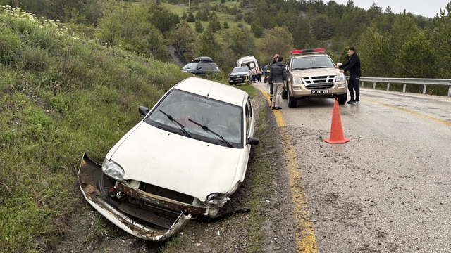 Kontrolden çıkan otomobil şarampole çarptı: 3 yaralı