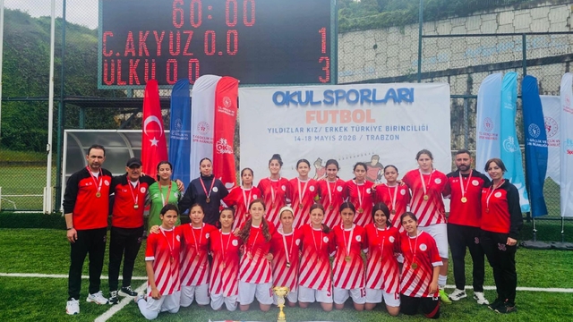 İzmir'e yıldızlarda futbolda çifte şampiyonluk