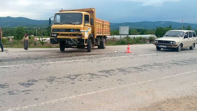 Gediz'de otomobil ile kamyon çarpıştı: 3 yaralı