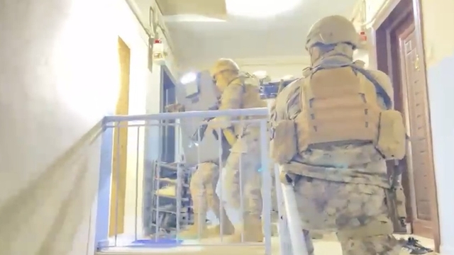 İş insanlarına zorla çek imzalattıran şebekeye Organize Polisi'nden darbe
İş adamlarını ölümle tehdit edip çek imzalattılar
Özel Harekat destekli operasyon yapıldı, çete çökertildi