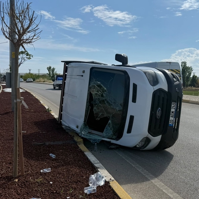 Antalya'da otomobil ile kamyonetin çarpıştığı kazada 7 kişi yaralandı