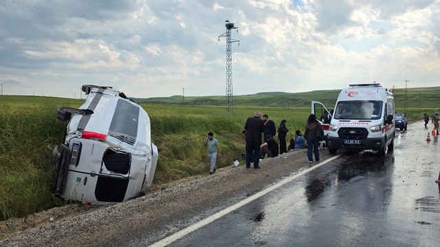Diyarbakır'da devrilen minibüsteki 11 kişi yaralandı