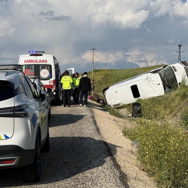 Diyarbakır'da yolcu minibüsü, şarampole devrildi: 19 yaralı