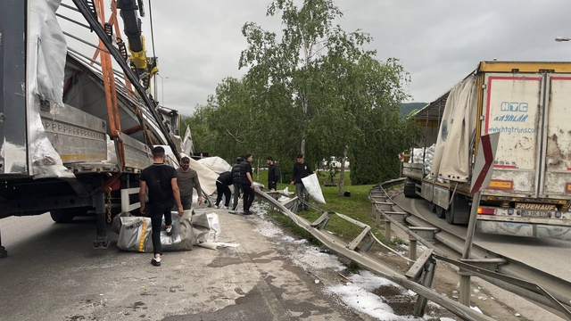 Kocaeli'de bariyere çarpan tırın sürücüsü, kazayı yara almadan atlattı