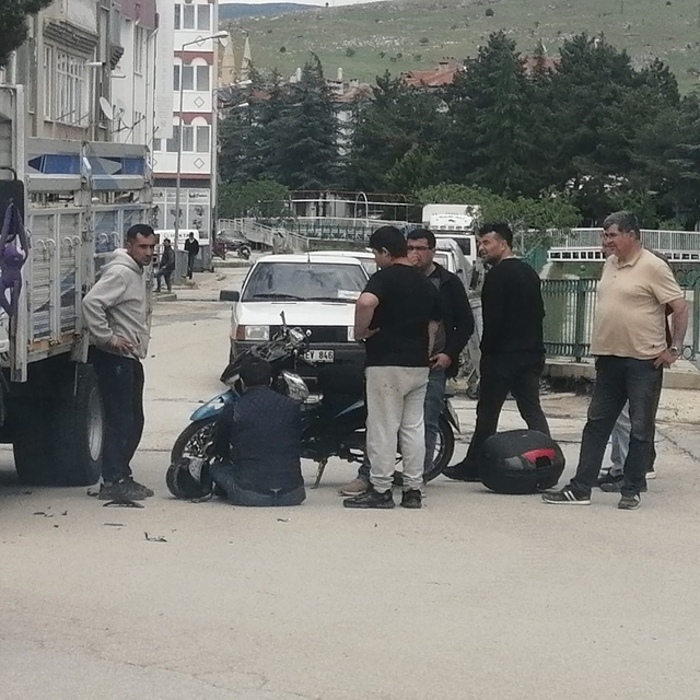 Isparta'da kamyonet ile motosiklet çarpıştı: 1 yaralı