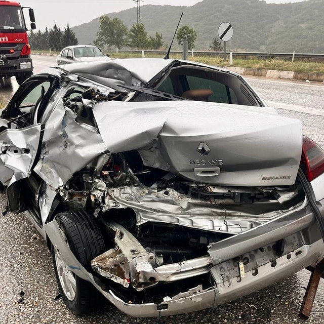 Yol kenarındaki otomobile tır çarpıp kaçtı: 1 yaralı