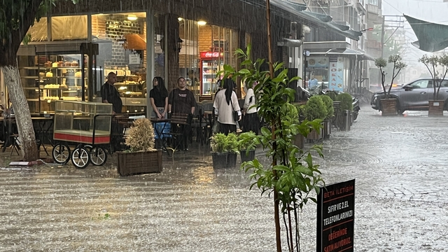 İncirliova'da sağanak ve fırtına etkili oldu