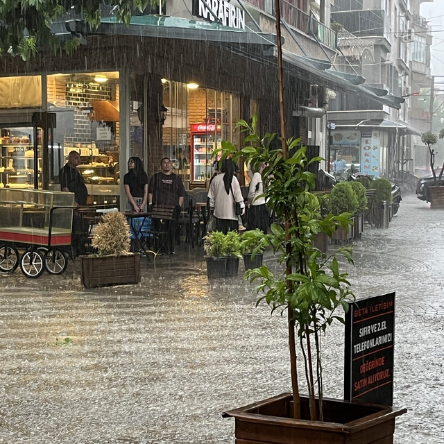 İncirliova'da sağanak ve fırtına etkili oldu