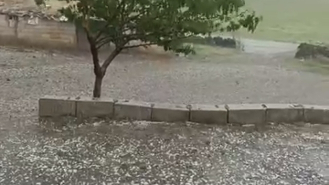 Siverek'te ceviz büyüklüğünde dolu yağdı