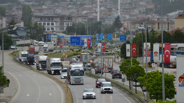 Ankara-Samsun kara yolu Havza geçişinde trafik yoğunluğu başladı