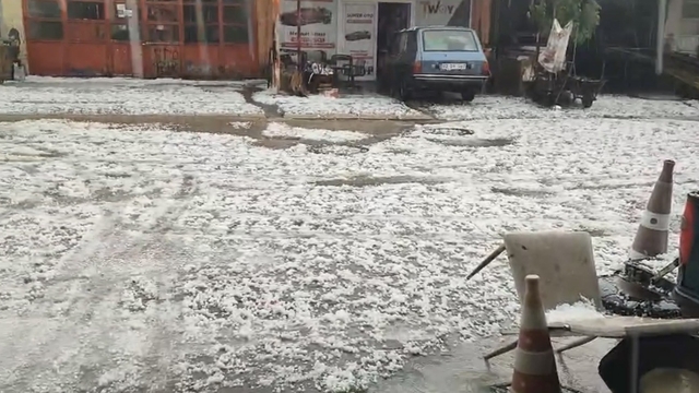 Adıyaman'da dolu yağışı hayatı olumsuz etkiledi