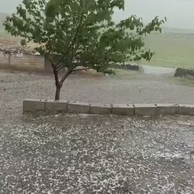 Siverek'te ceviz büyüklüğünde dolu yağdı