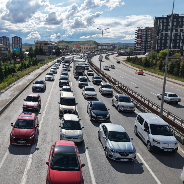 43 ilin geçiş noktasında bayram trafiği havadan görüntülendi: Araçlar adım...