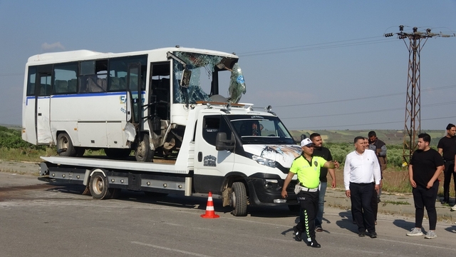 Kilis'te 3 araçlı zincirleme kaza: 8 yaralı
Kazaya karışan midibüs devrildi